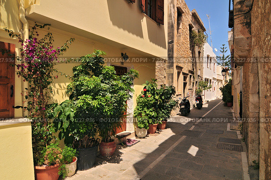 The shady backstreets of Rethymnon on the Greek island Crete. Редакционное фото, агентство BE&W Photo / Фотобанк Лори