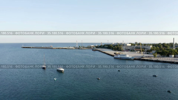 the ship is waiting for passengers to walk on the sea. Стоковое видео, видеограф Aleksandr Sulimov / Фотобанк Лори