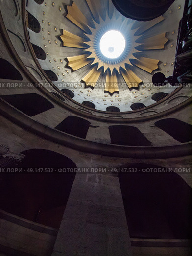 The spectacular Dome of the Rotunda just above the Edicule at the Church of the Holy Sepulchre in the old city of Jerusalem, Israel. Стоковое фото, агентство Ingram Publishing / Фотобанк Лори