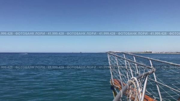 The stem of a pleasure ship against the background of the coast and the open sea. Стоковое видео, видеограф Ярославский Максим / Фотобанк Лори