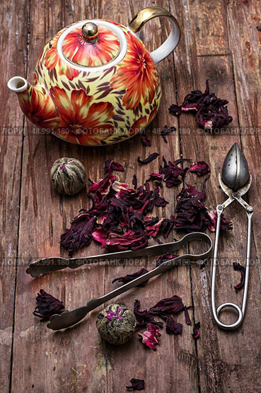 the teapot in the background of elite sorts of tea.the image is tinted in vintage style. Стоковое фото, агентство Ingram Publishing / Фотобанк Лори