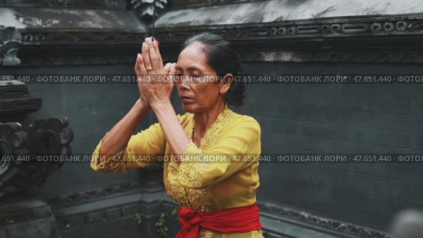 The Traditional Prayer Ceremony in Indonesia showcases cultural significance and community. Стоковое видео, видеограф Евдокимов Максим / Фотобанк Лори
