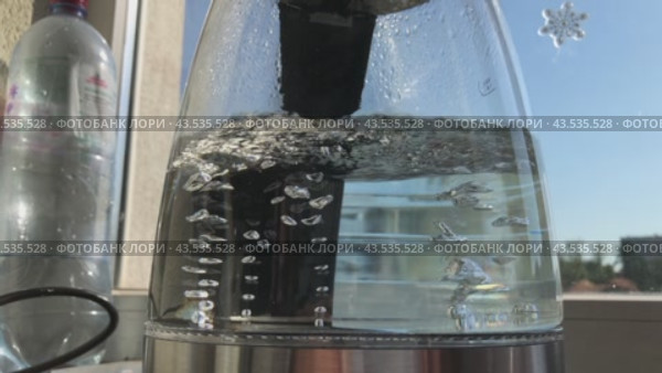 The transparent electric kettle cools down after boiling. Close-up. Стоковое видео, видеограф Ярославский Максим / Фотобанк Лори