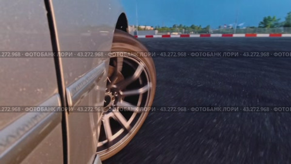 The work of the front wheel of the drift car during the arrival at the site at sunset. Close-up. Slow move. Стоковое видео, видеограф Ярославский Максим / Фотобанк Лори