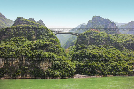 The Yangtze River, Xiling Gorge, Yichang , Hubei Province, China. Одно из Трех Ущелий на реке Янцзы, Китай (2015 год). Стоковое фото, фотограф Римма Тельнова / Фотобанк Лори