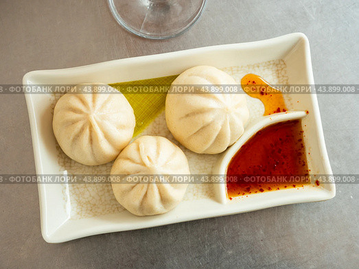 There is portion of pan chino buns with minced meat on plate - traditional Asian baozi. Стоковое фото, фотограф Яков Филимонов / Фотобанк Лори