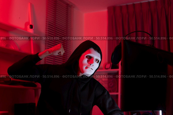This is the face of a hacker who is knowledgeable with operating systems and other programs. He will exploit flaws and breach the computer system to cause damage. Стоковое фото, агентство Ingram Publishing / Фотобанк Лори