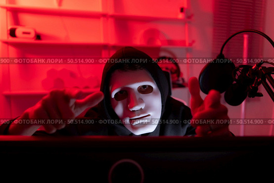 This is the face of a hacker who is knowledgeable with operating systems and other programs. He will exploit flaws and breach the computer system to cause damage. Стоковое фото, агентство Ingram Publishing / Фотобанк Лори