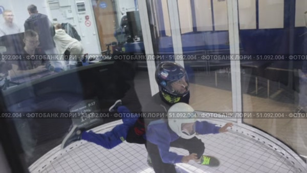 This is the first time a small child has flown in an aerotube with an instructor. Стоковое видео, видеограф German Zvyagin / Фотобанк Лори