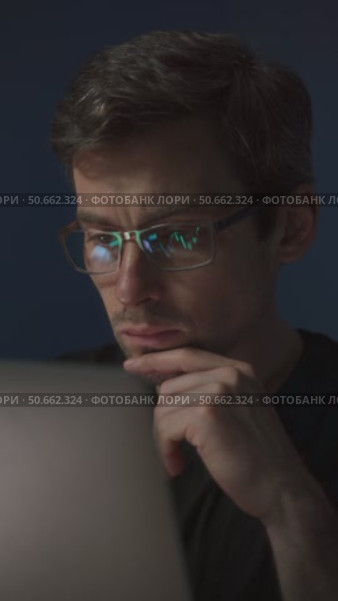 Thoughtful trader analyzing stock market data on laptop. Стоковое видео, видеограф Arsenii Palivoda / Фотобанк Лори