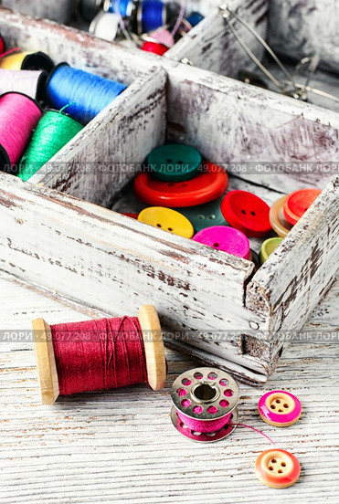 Thread and buttons with beads sewing and needlework. Buttons and spool of thread. Стоковое фото, агентство Ingram Publishing / Фотобанк Лори