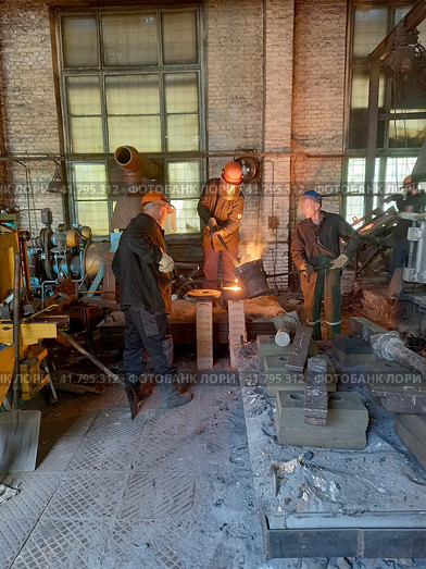 Three smelters pouring a mold. Стоковое фото, фотограф Дмитрий Голуб / Фотобанк Лори