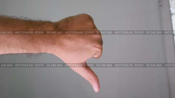 Thumbs Down Gesture, Hand Showing Dislike Sign, Negative Hand Signal, Disapproval with Thumbs Down. Стоковое видео, видеограф ALEJANDRO PEREZ ALVARES / Фотобанк Лори
