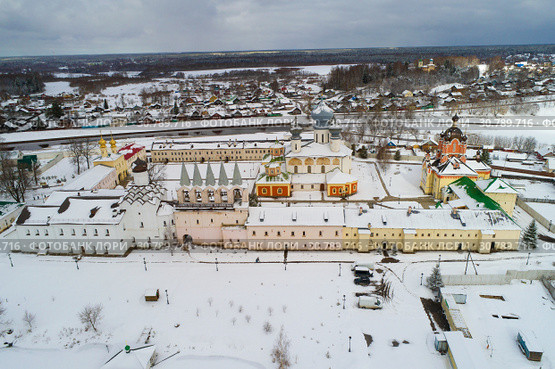 Тихвинский Богородичный Успенский монастырь крупным планом облачным мартовским днем (аэрофотосъемка). Тихвин, Россия (2019 год). Стоковое фото, фотограф Виктор Карасев / Фотобанк Лори