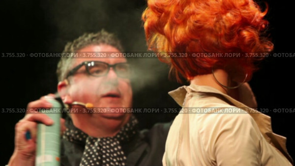 Тим Хартли распыляет лак на рыжеволосую модель на Davines Hair Show 2010 (2011 год). Редакционное видео, видеограф Losevsky Pavel / Фотобанк Лори