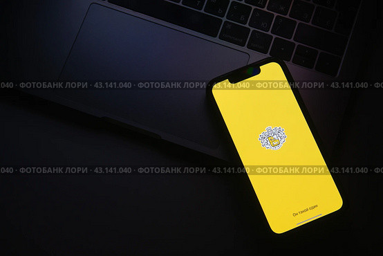 Tinkoff bank logo on smartphone screen. Редакционное фото, фотограф Aleksandr Gavrilychev / Фотобанк Лори