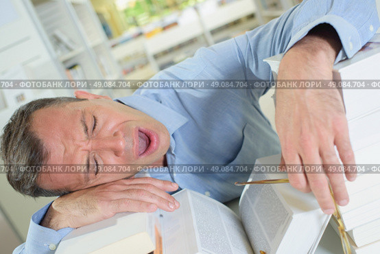 tired reader. Стоковое фото, агентство Ingram Publishing / Фотобанк Лори