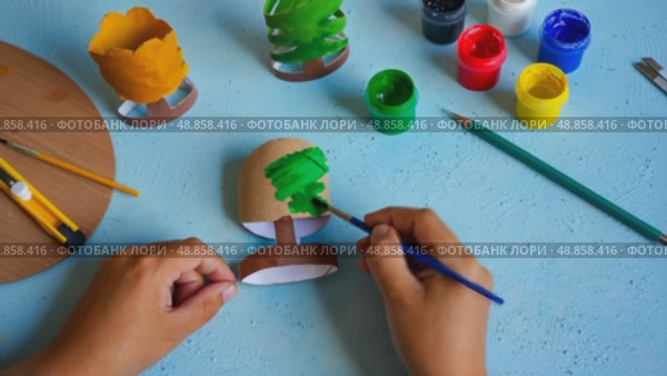 Toilet paper roll craft concept for kid and kindergarten, DIY, tutorial, spring flower toy, recycle art. Стоковое AI-видео, аниматор Ирина Старикова / Фотобанк Лори