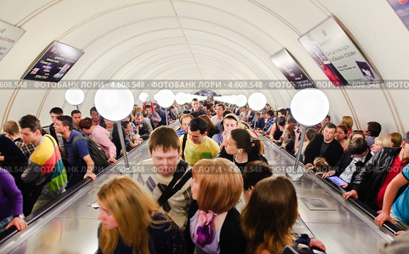 Толпа людей на эскалаторе в метро (2013 год). Редакционное фото, фотограф Алёшина Оксана / Фотобанк Лори