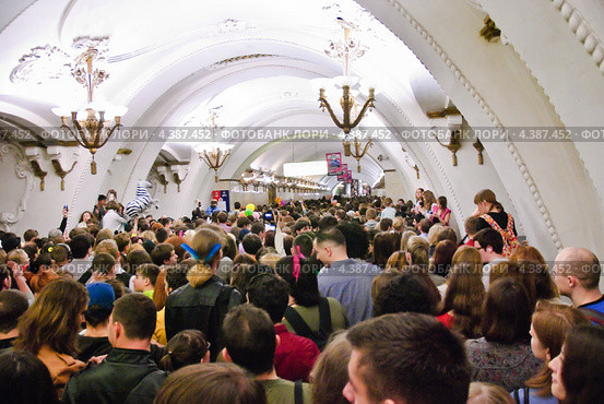 Толпа людей на станции метро "Арбатская" в день Парада мыльных пузырей Dreamflash (2012 год). Редакционное фото, фотограф Алёшина Оксана / Фотобанк Лори