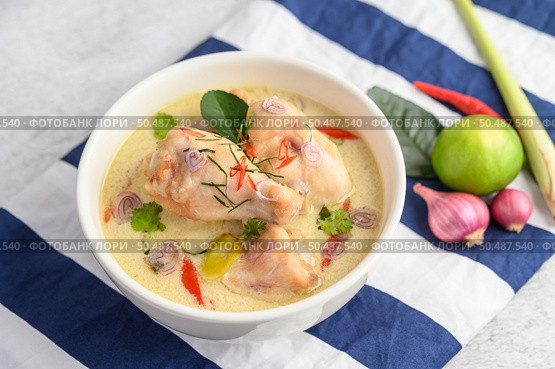 Tom Kha Kai in a bowl with kaffir lime leaves, lemongrass, red onion, galangal and chilli.Selective focus. Стоковое фото, агентство Ingram Publishing / Фотобанк Лори