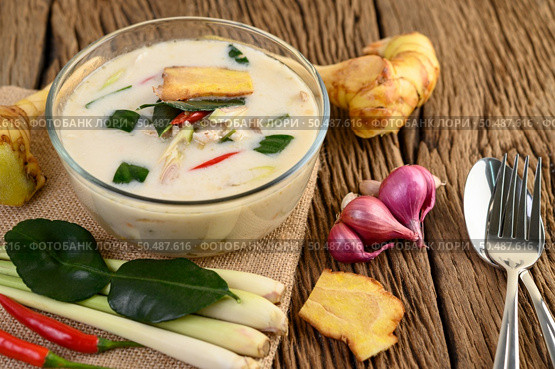 Tom Kha Kai in a bowl with kaffir lime leaves, lemongrass, red onion, galangal and chilli. Стоковое фото, агентство Ingram Publishing / Фотобанк Лори