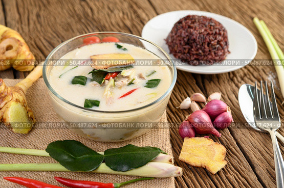 Tom Kha Kai in a bowl with kaffir lime leaves, lemongrass, red onion, galangal and chilli. Стоковое фото, агентство Ingram Publishing / Фотобанк Лори