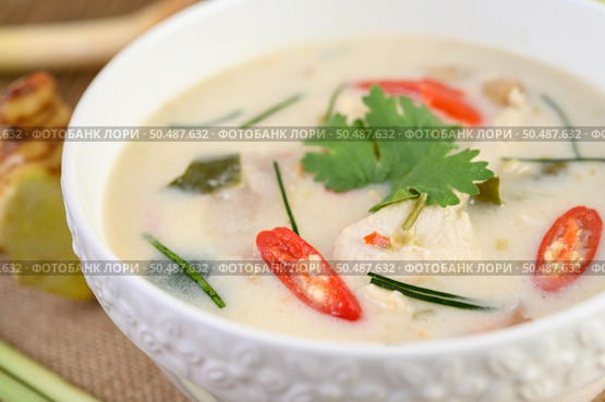 Tom Kha Kai in a bowl with kaffir lime leaves, lemongrass, red onion, galangal and chilli. Стоковое фото, агентство Ingram Publishing / Фотобанк Лори