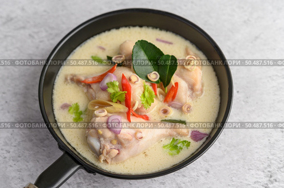 Tom Kha Kai in a pan frying with kaffir lime leaves, lemongrass, red onion, galangal and chilli.Selective focus. Стоковое фото, агентство Ingram Publishing / Фотобанк Лори