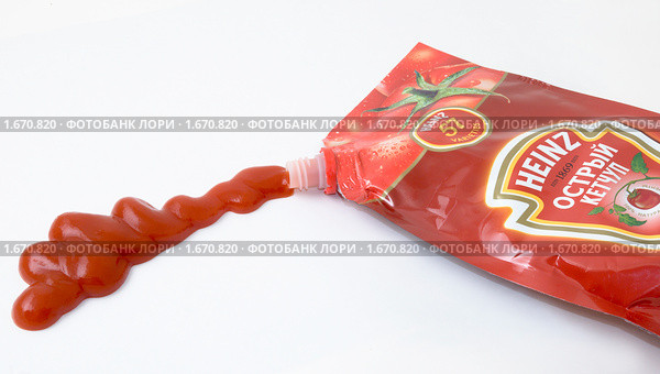 Томатный острый кетчуп Хайнс (Heinz) в мягкой упаковке (2010 год). Редакционное фото, фотограф Александр Щепин / Фотобанк Лори