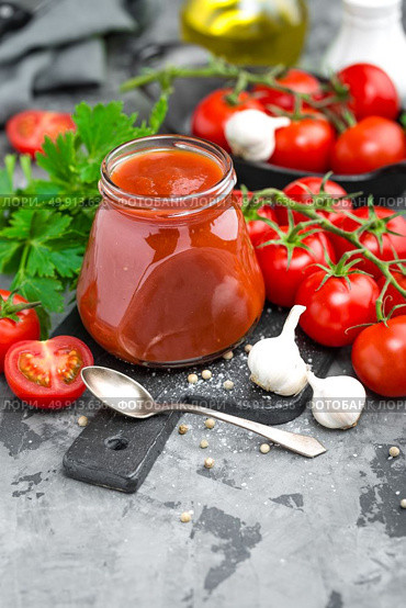 Tomato paste and fresh tomatoes, tomatos puree. Стоковое фото, агентство Ingram Publishing / Фотобанк Лори