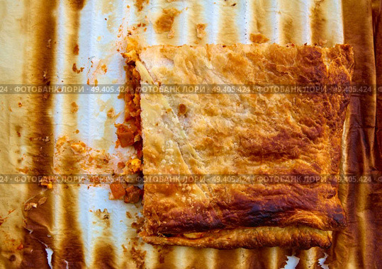 tomato ratatouille pie with puff pastry on a oven paper. Стоковое фото, агентство Ingram Publishing / Фотобанк Лори
