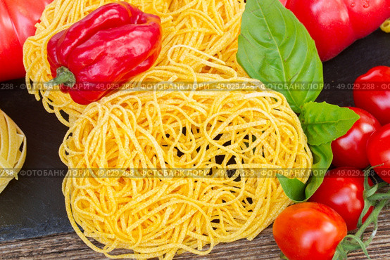 Tonarelli  raw pasta with  tomatos, pepper and fresh basilic. Стоковое фото, агентство Ingram Publishing / Фотобанк Лори