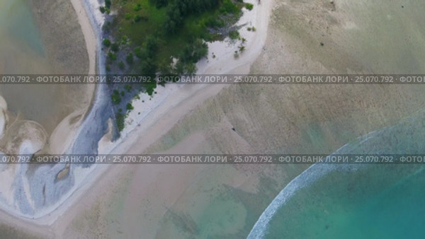 Top view aerial video of cape and sea in Thailand. Стоковое видео, видеограф Михаил Коханчиков / Фотобанк Лори