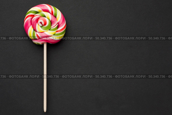 top view colorful lollipop black table. Стоковое фото, агентство Ingram Publishing / Фотобанк Лори