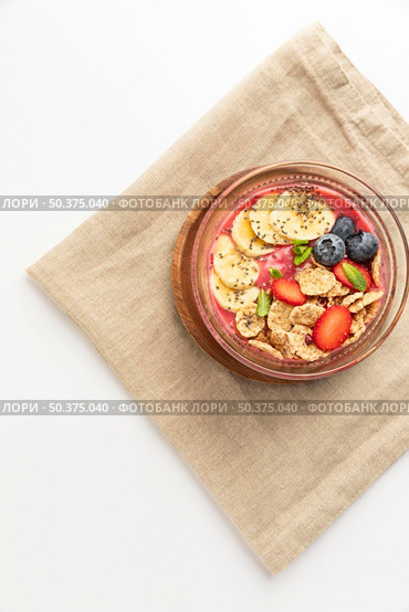 top view corn flakes bowl with strawberries blueberries. Стоковое фото, агентство Ingram Publishing / Фотобанк Лори