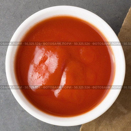 top view ketchup sauce bowl. Resolution and high quality beautiful photo. top view ketchup sauce bowl. High quality and resolution beautiful photo concept. Стоковое фото, агентство Ingram Publishing / Фотобанк Лори