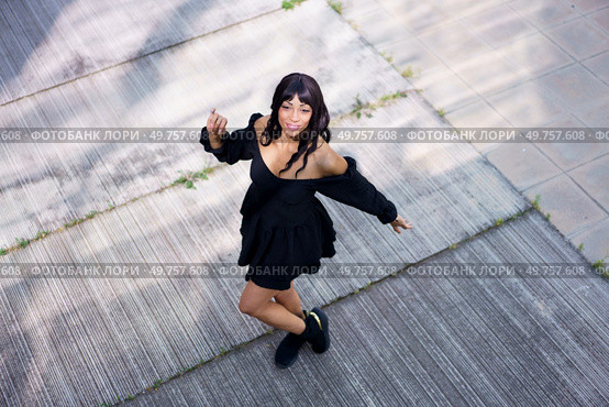 Top view of a cool dancer performing in the street in summer. Cool dancer performing in the street in summer. Стоковое фото, агентство Ingram Publishing / Фотобанк Лори