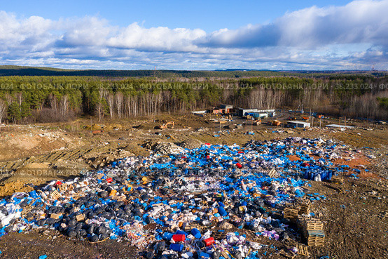 Top view of a huge dump of toxic and household waste. The problem of environmental pollution. Стоковое фото, фотограф Евгений Ткачёв / Фотобанк Лори