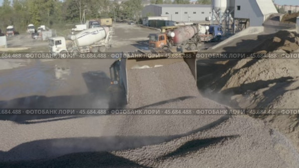 Top view of a sand quarry with a bulldozer working with concrete. Стоковое видео, видеограф Николай Титюк / Фотобанк Лори