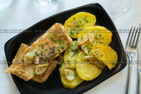 Top view of fried skate wings and potatoes. Стоковое фото, фотограф Яков Филимонов / Фотобанк Лори