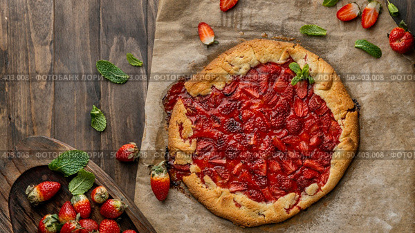 top view strawberry pie 2. Стоковое фото, агентство Ingram Publishing / Фотобанк Лори