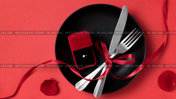 top view valentine s day engagement ring plate with cutlery ribbon. Стоковое фото, агентство Ingram Publishing / Фотобанк Лори