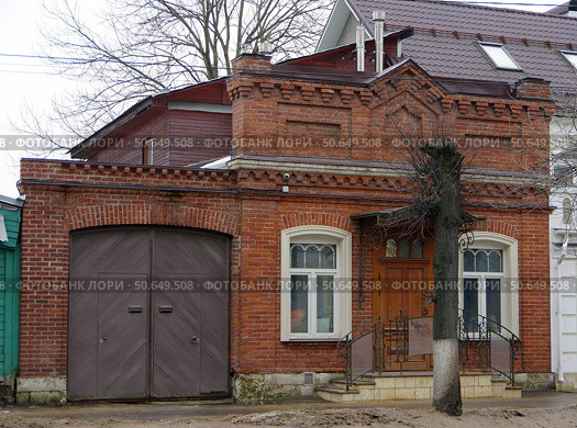 Торговая лавка с воротами. Город Тверь, улица Софьи Перовской, 27а (2021 год). Редакционное фото, фотограф Алексей Иванов / Фотобанк Лори