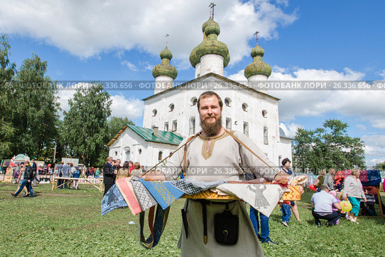 Торговец (лоточник) на празднике народных мастеров России. Россия, Архангельская область, Каргопольский район (2014 год). Редакционное фото, фотограф Яковлев Сергей / Фотобанк Лори