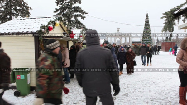 Торговые палатки и павильоны с едой и сувенирами перед центральным павильоном на ВДНХ. Новогодние праздники. Москва (2015 год). Редакционное видео, видеограф Кекяляйнен Андрей / Фотобанк Лори