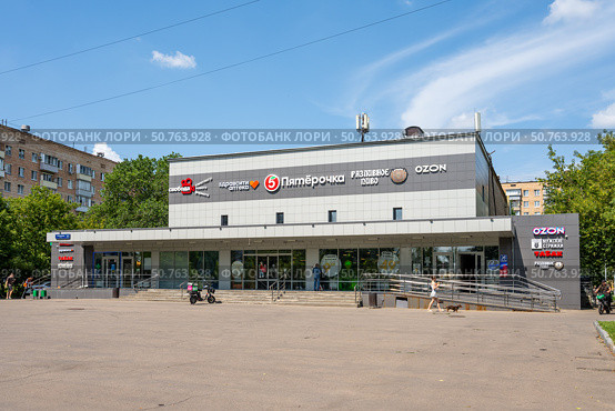 Торговый центр по адресу: г. Москва, ул. Трофимова, д. 17. Редакционное фото, фотограф Господин Никто / Фотобанк Лори