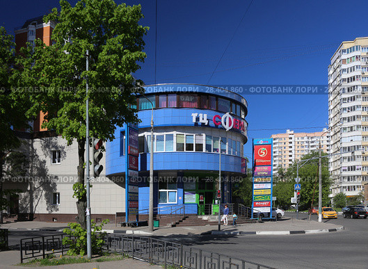 Торговый центр "Сфера". Московская область, город Железнодорожный (Большая Балашиха), микрорайон Ольгино, улица Жилгородок 44а (2018 год). Редакционное фото, фотограф Алексей Гусев / Фотобанк Лори