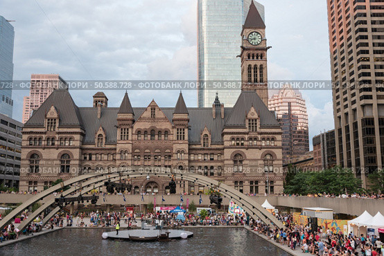 TORONTO, July 19, 2015: Nathan Phillips Square in Toronto during 2015 Pan Am & Parapan Am Games. PANAMANIA Live at Nathan Phillips Square is the epicenter of music and fun throughout the TORONTO 2015 Pan Am and Parapan Am Games. As the landmark free live site, Nathan Phillips Square will be the stage for more than 130 different performances. Toronto, Ontario, Canada. Редакционное фото, агентство Ingram Publishing / Фотобанк Лори