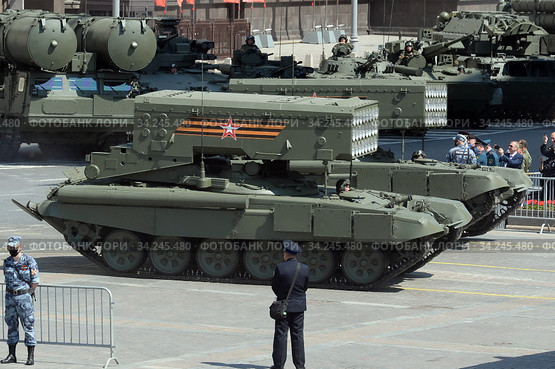 ТОС-1А "Солнцепек" - тяжелые реактивные огнеметные системы залпового огняна Охотном Ряду, во время парада, посвящённого 75-летию Победы в Великой Отечественной войне (2020 год). Редакционное фото, фотограф Free Wind / Фотобанк Лори